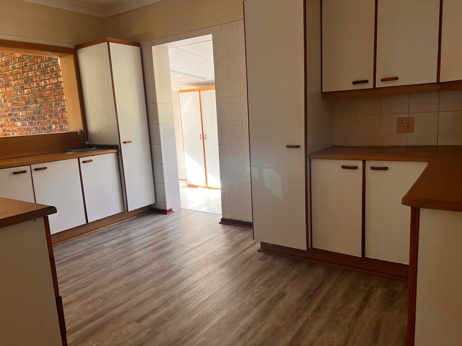 To Let 4 Bedroom Property for Rent in Beacon Bay Eastern Cape